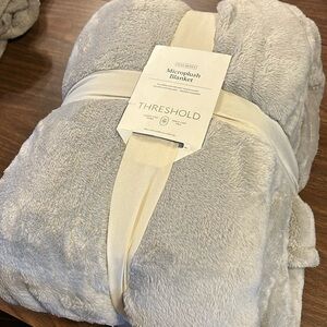 NWT Microplush Blanket Full/Queen Sz. 90x92 in.